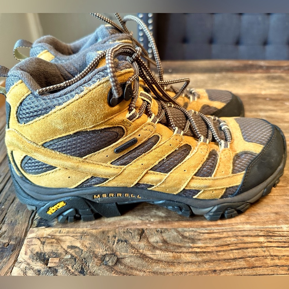 Merrell Men’s Moab 2 Mid Waterproof boots, size 9